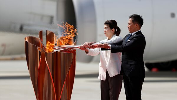 Medalhistas japoneses Tadahiro Nomura e Saori Yoshida acendem a chama olímpica em Miyagi - Sputnik Brasil