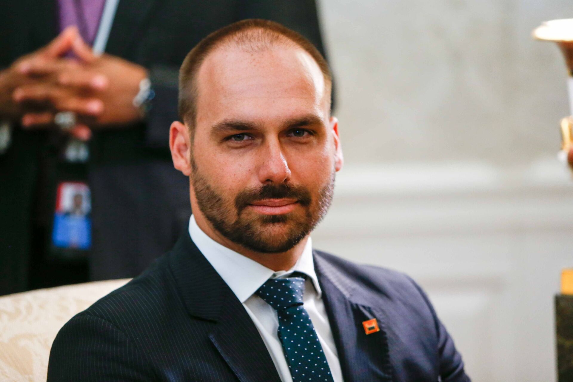 Eduardo Bolsonaro durante visita ao lado do pai, Jair, à Casa Branca em Washington (EUA) - Sputnik Brasil, 1920, 11.11.2022