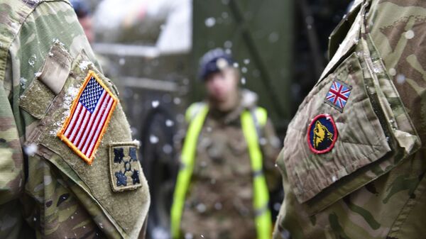 Soldados dos EUA e do Reino Unido lado a lado após uma coletiva de imprensa sobre os exercícios militares Defender 2020, em Bruek, na Alemanha (foto de arquivo) - Sputnik Brasil