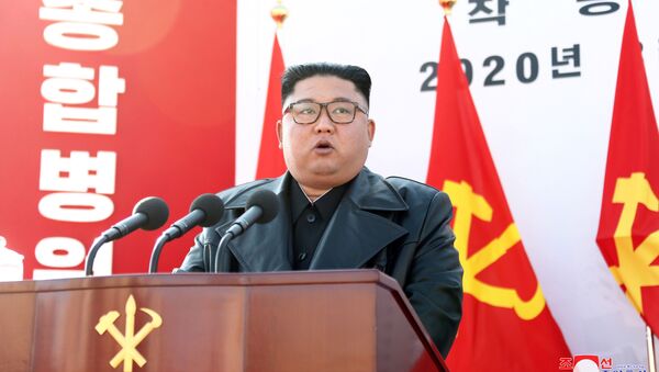 Líder norte-coreano, Kim Jong-un, discursa durante cerimônia de lançamento da pedra fundamental de novo hospital em Pyongyang, em 17 de março de 2020 - Sputnik Brasil