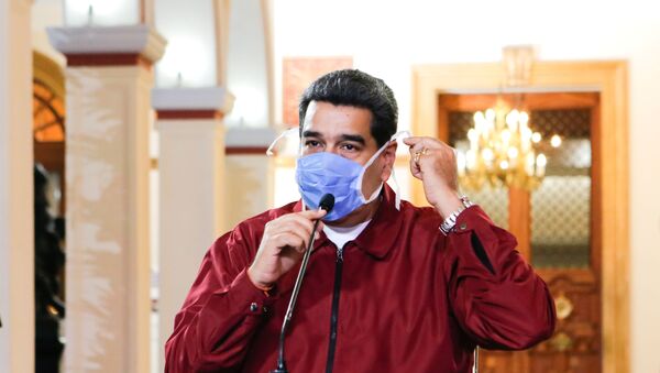 Presidente da Venezuela, Nicolás Maduro, usa máscara de proteção ao falar durante uma reunião no Palácio de Miraflores, em Caracas - Sputnik Brasil