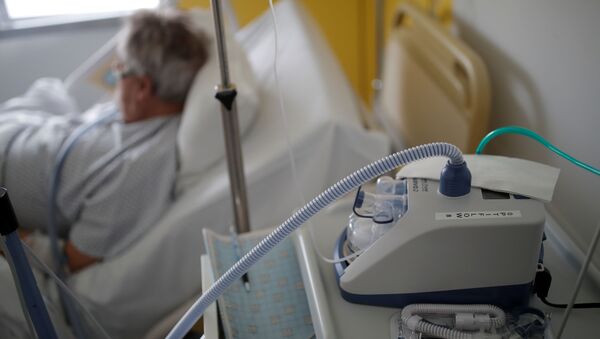 Ventilador respiratório junto a paciente infectado por coronavírus no hospital de Vannes, França, 20 de março de 2020 - Sputnik Brasil