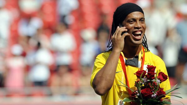 Ex-atacante brasileiro Ronaldinho Gaúcho fala ao telefone no Estádio Nacional de Pequim, em 2008 - Sputnik Brasil