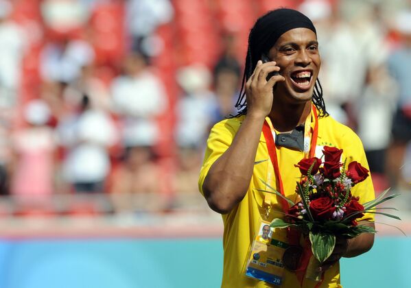 Ex-atacante brasileiro Ronaldinho Gaúcho fala ao telefone no Estádio Nacional de Pequim, em 2008 - Sputnik Brasil