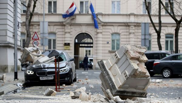 Grandes destroços caem sobre veículo e rua do centro de Zagreb após terremoto ocorrer em 22 de março de 2020 - Sputnik Brasil