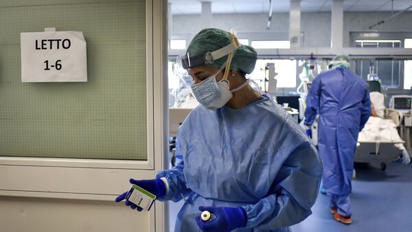 Enfermeira na Itália cuidando de pacientes contagiados pelo coronavírus - Sputnik Brasil