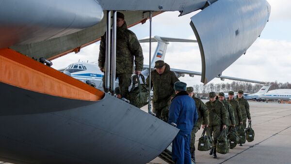 Especialistas russos embarcam para atuar no combate à COVID-19 na Itália - Sputnik Brasil