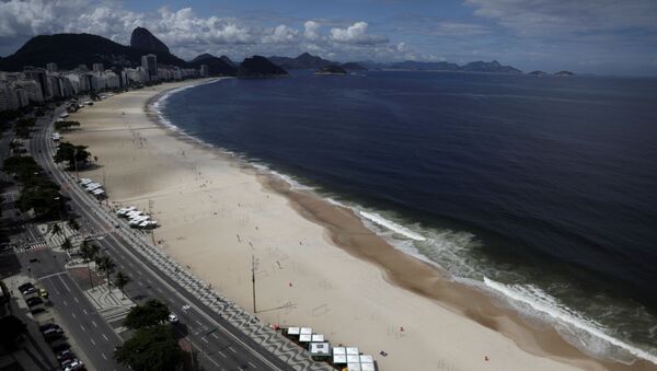 Praia de Copacabana, no Rio de Janeiro, vazia em função da propagação da COVID-19, no domingo, 22 de março de 2020 - Sputnik Brasil