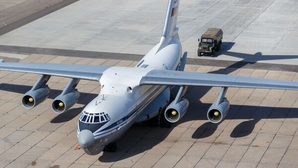 Avião militar russo de transporte de carga Il-76 carregado com equipamentos médicos e suprimentos se prepara para decolar para a Itália - Sputnik Brasil