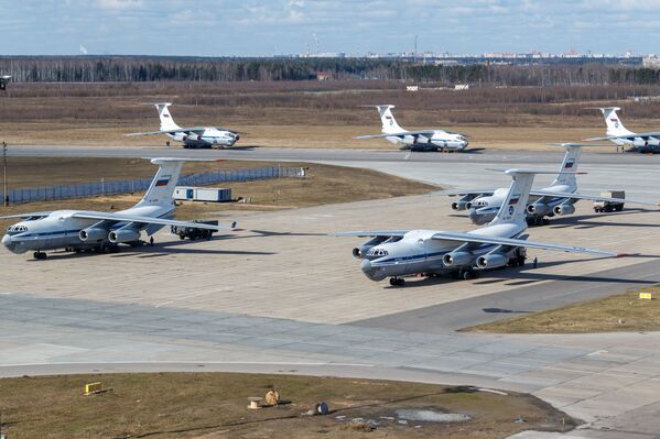 Aeronaves militares de transporte Il-76 se preparam para decolar para a Itália com médicos e equipamentos essenciais no combate à COVID-19 Aeronaves militares de transporte Il-76 se preparam para decolar para a Itália com médicos e equipamentos essenciais no combate à COVID-19 - Sputnik Brasil
