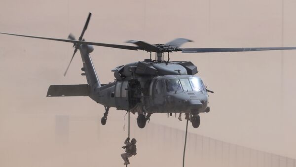 Soldados dos Emirados Árabes desembarcando de helicóptero UH-60 Black Hawk por uma corda durante exercícios com forças americanas em 23 de março de 2020 - Sputnik Brasil