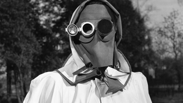 Máscara recomendada para se proteger de radiação, em 1957 - Sputnik Brasil