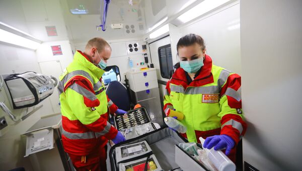 Paramédicos verificam o equipamento de uma ambulância na Alemanha em meio ao coronavírus (imagem referencial) - Sputnik Brasil