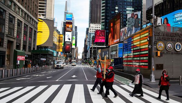 Pessoas caminham pela Times Square enquanto o surto de coronavírus continua em Nova York, EUA, 21 de março de 2020 - Sputnik Brasil