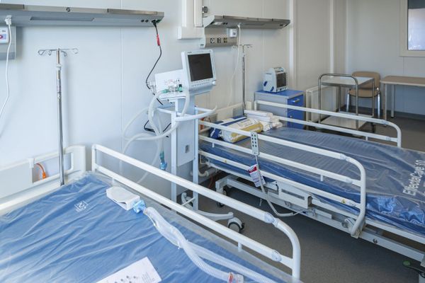 Leitos do novo hospital de infectologia em construção - Sputnik Brasil