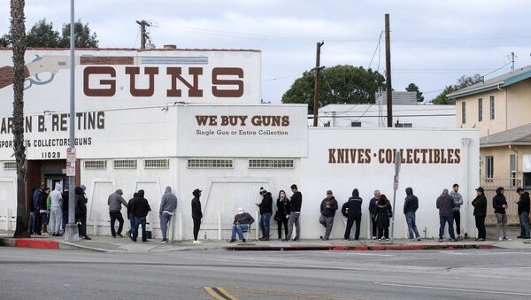 Clientes em fila diante de loja de armas na Califórnia, Estados Unidos - Sputnik Brasil