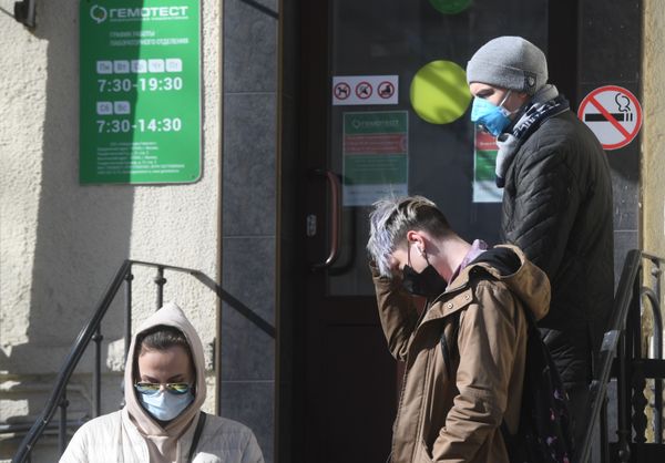 Rússia: cidadão que perder 30% da renda por causa da COVID-19 poderá adiar pagamento de empréstimos Rússia: cidadão que perder 30% da renda por causa da COVID-19 poderá adiar pagamento de empréstimos - Sputnik Brasil