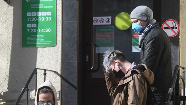 Moradores de Moscou com máscaras na porta de laboratório de análises do coronavírus - Sputnik Brasil