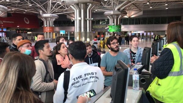Passageiros com voo cancelado pela LATAM tentam informações no aeroporto de Lisboa (foto de arquivo) - Sputnik Brasil