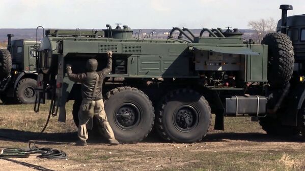 Militar prepara veículo das tropas de combate a ameaças químicas, biológicas e radiológicas na Rússia. - Sputnik Brasil