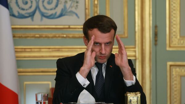 Presidente francês Emmanuel Macron gesticula durante videoconferência sobre coronavírus no Palácio do Eliseu, em Paris, França, 24 de março de 2020 - Sputnik Brasil
