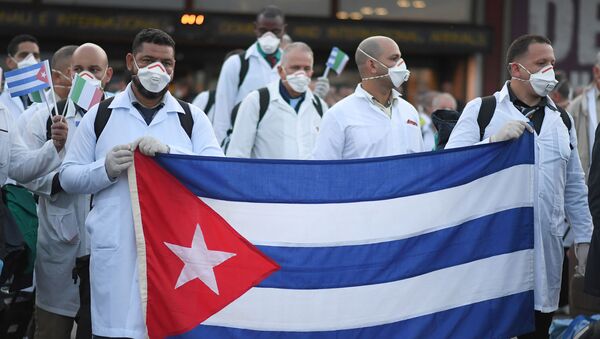 Médicos e enfermeiros cubanos chegam a Itália para ajudar o país a combater a propagação da COVID-19 - Sputnik Brasil