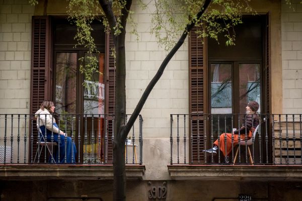 Mulheres conversam de suas varandas em Barcelona, Espanha Mulheres conversam de suas varandas em Barcelona, Espanha - Sputnik Brasil