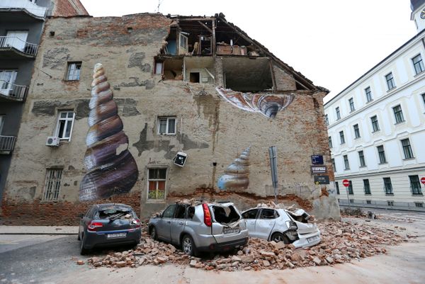 Carros danificados e edifício parcialmente destruído são vistos após terremoto em Zagreb, Croácia, 22 de março de 2020 Carros danificados e edifício parcialmente destruído são vistos após terremoto em Zagreb, Croácia, 22 de março de 2020 - Sputnik Brasil