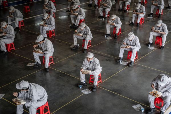 Trabalhadores durante intervalo do almoço na fábrica de carros Dongfeng Honda em Wuhan, China Trabalhadores durante intervalo do almoço na fábrica de carros Dongfeng Honda em Wuhan, China - Sputnik Brasil