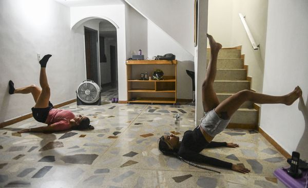 Garotas se exercitando durante quarentena em Medellín, Colômbia Garotas se exercitando durante quarentena em Medellín, Colômbia - Sputnik Brasil