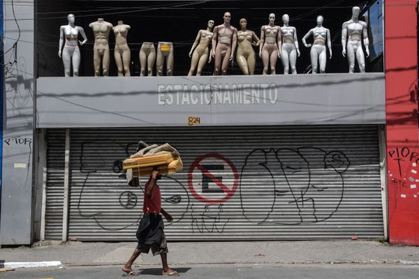 Sem-teto passa por estacionamento fechado e manequins no centro de São Paulo, Brasil, depois que a prefeitura decretou o fechamento de lojas e comércios como medida preventiva contra a propagação do novo coronavírus, 24 de março de 2020 Sem-teto passa por estacionamento fechado e manequins no centro de São Paulo, Brasil, depois que a prefeitura decretou o fechamento de lojas e comércios como medida preventiva contra a propagação do novo coronavírus, 24 de março de 2020 - Sputnik Brasil