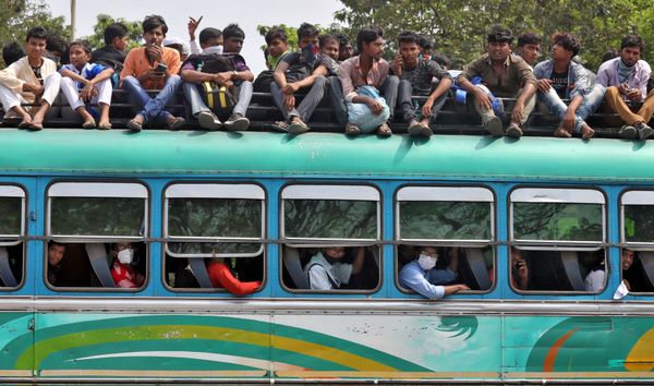 Pessoas viajam em ônibus lotado para retornar às suas casas em meio à pandemia, em Calcutá, Índia, 23 de março de 2020 Pessoas viajam em ônibus lotado para retornar às suas casas em meio à pandemia, em Calcutá, Índia, 23 de março de 2020 - Sputnik Brasil