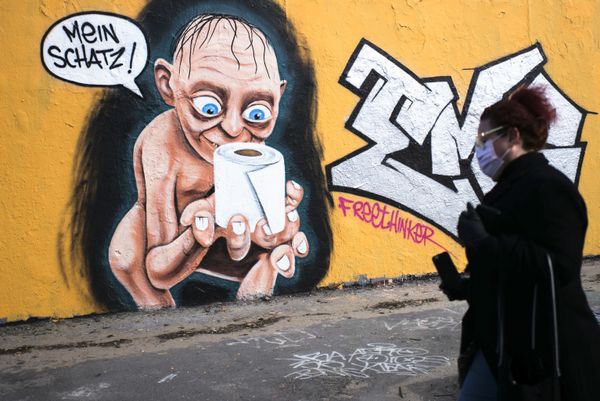 Grafite representando o personagem fictício Gollum, do filme “O Senhor dos Anéis, segurando um rolo de papel higiênico e dizendo Meu precioso, Berlim, Alemanha, 21 de março de 2020 Grafite representando o personagem fictício Gollum, do filme “O Senhor dos Anéis, segurando um rolo de papel higiênico e dizendo Meu precioso, Berlim, Alemanha, 21 de março de 2020 - Sputnik Brasil