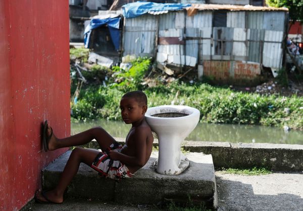 Criança é fotografada na favela Cidade de Deus durante a pandemia do coronavírus no Rio de Janeiro, Brasil, 22 de março de 2020 Criança é fotografada na favela Cidade de Deus durante a pandemia do coronavírus no Rio de Janeiro, Brasil, 22 de março de 2020 - Sputnik Brasil