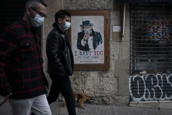 Cartaz na parede com a inscrição Eu quero que você fique em casa, do artista TvBoy, em meio a pandemia, Barcelona, Espanha, 24 de março de 2020 Cartaz na parede com a inscrição Eu quero que você fique em casa, do artista TvBoy, em meio a pandemia, Barcelona, Espanha, 24 de março de 2020 - Sputnik Brasil