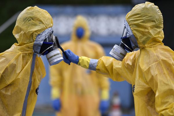 Bombeiros, usando trajes de proteção, participam de instrução como forma de contingência e segurança contra a propagação do coronavírus, em Belo Horizonte, Minas Gerais, Brasil, 20 de março de 2020 Bombeiros, usando trajes de proteção, participam de instrução como forma de contingência e segurança contra a propagação do coronavírus, em Belo Horizonte, Minas Gerais, Brasil, 20 de março de 2020 - Sputnik Brasil