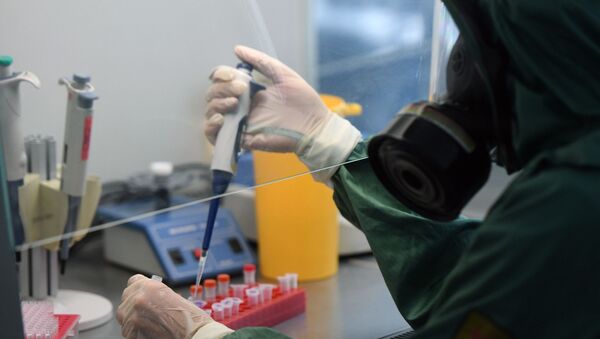 Técnico usando macacão de biossegurança faz testes da nova infecção por coronavírus - Sputnik Brasil