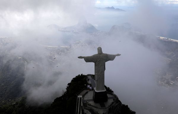 Imagem aérea do Cristo Redentor, enquanto o Rio de Janeiro luta para combater a COVID-19, 26 de março de 2020 - Sputnik Brasil