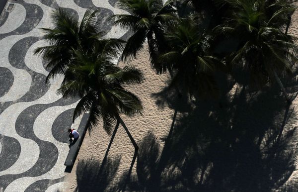 Homem sozinho no calçadão da praia de Copacabana, no Rio de Janeiro, 26 de março de 2020 - Sputnik Brasil