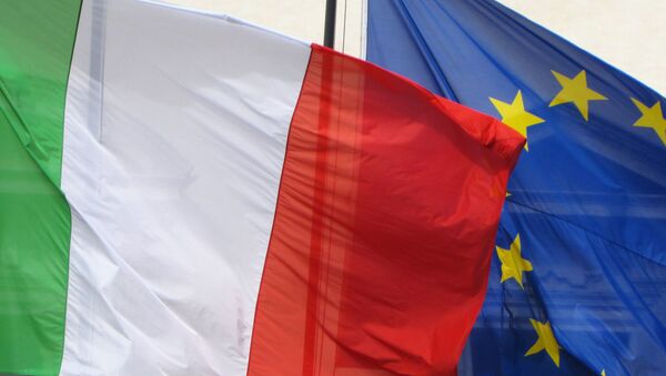 Bandeiras da Itália e da UE (imagem ilustrativa) - Sputnik Brasil