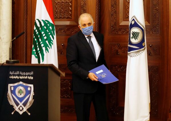 Ministro do Interior do Líbano, Mohammad Fahmi, usa máscara protetora contra coronavírus durante coletiva de imprensa em Beirute, Líbano, 22 de março de 2020 - Sputnik Brasil