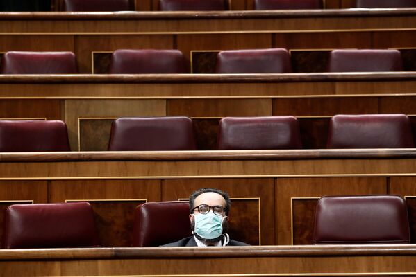 Deputado espanhol José María Sánchez García usando máscara de proteção contra coronavírus no parlamento espanhol, 18 de março de 2020 - Sputnik Brasil