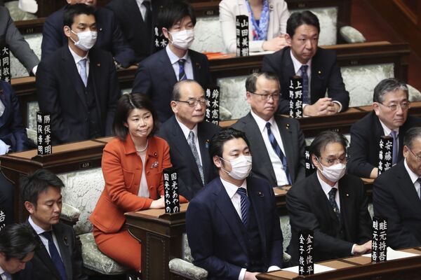 Legisladores, com máscaras faciais, assistem a uma sessão plenária em Tóquio, 12 de março de 2020 - Sputnik Brasil