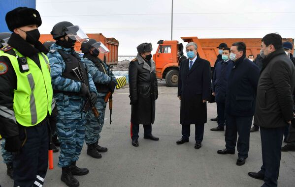 Presidente cazaque Kassym-Jomart Tokaev usando máscaras de proteção visita posto de controle criado para prevenir a propagação do coronavírus no Cazaquistão, 19 de março de 2020 - Sputnik Brasil