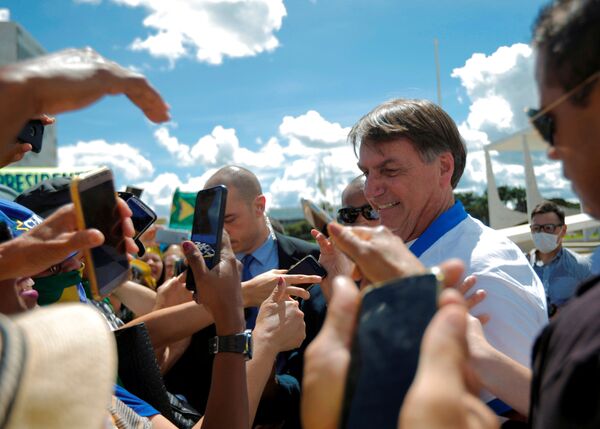 Bolsonaro posta vídeo falso culpando governadores por escassez e depois o apaga Bolsonaro posta vídeo falso culpando governadores por escassez e depois o apaga - Sputnik Brasil