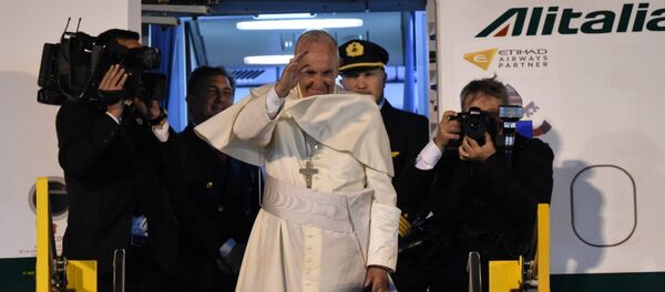 Ao embarcar em Assunção para voltar a Roma, o Papa Francisco fez uma última saudação ao povo paraguaio. - Sputnik Brasil