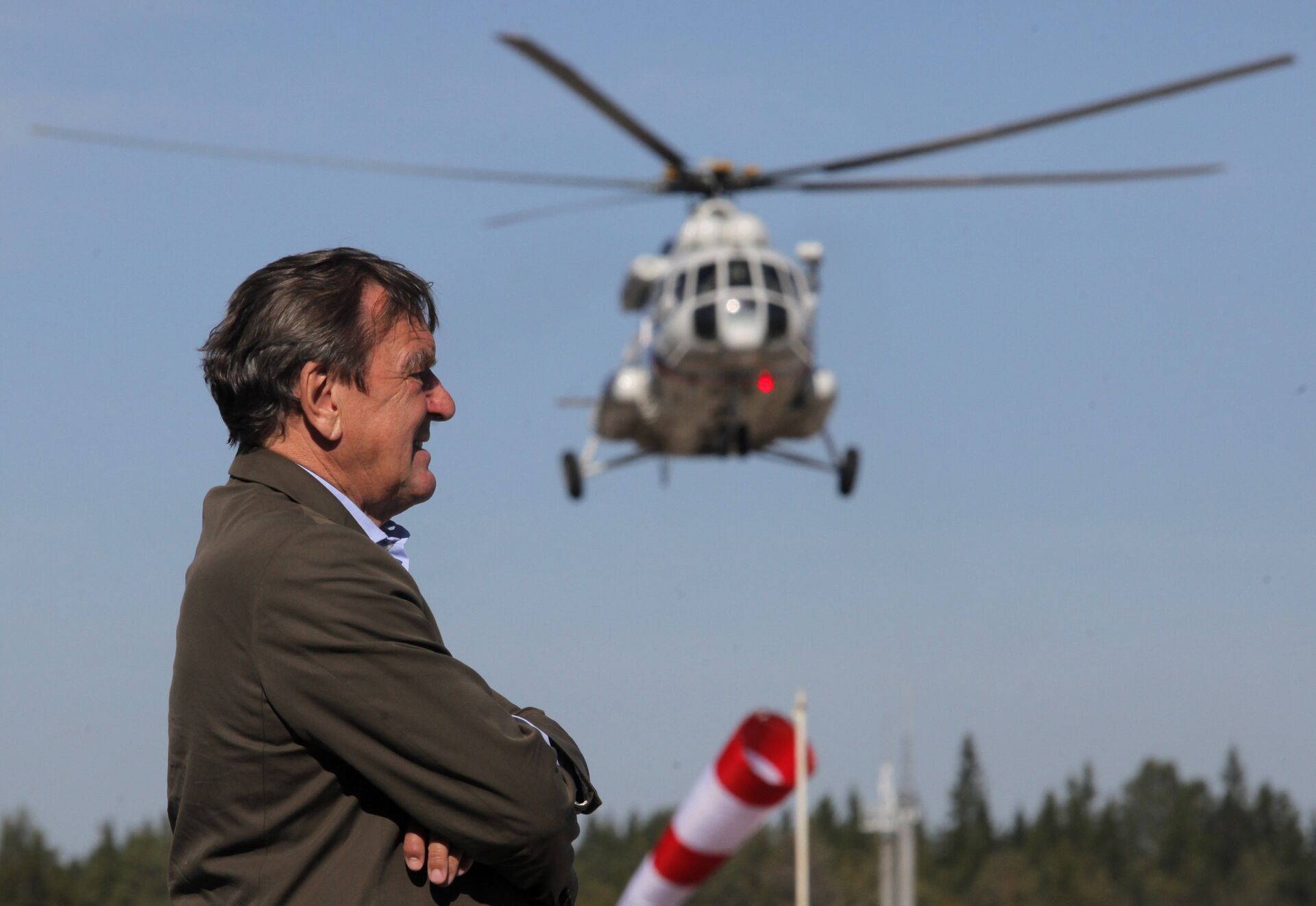 Gerhard Schroeder aguarda o pouso do helicóptero com Vladimir Putin a bordo. Foto de arquivo - Sputnik Brasil, 1920, 22.09.2024