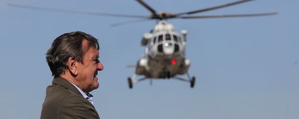 Gerhard Schroeder aguarda o pouso do helicóptero com Vladimir Putin a bordo. Foto de arquivo - Sputnik Brasil