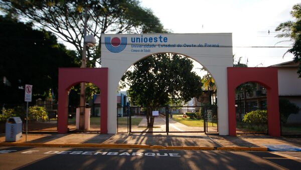 Universidade com portão fechado em Toledo, no Paraná, devido à crise do coronavírus - Sputnik Brasil