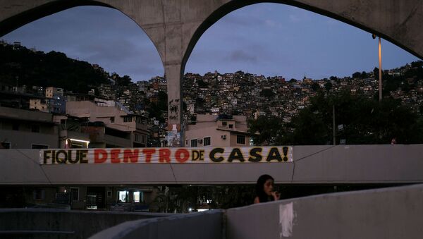 Placa pede para que pessoas fiquem em casa, próximo à Rocinha, no Rio de Janeiro, 1º de abril  - Sputnik Brasil